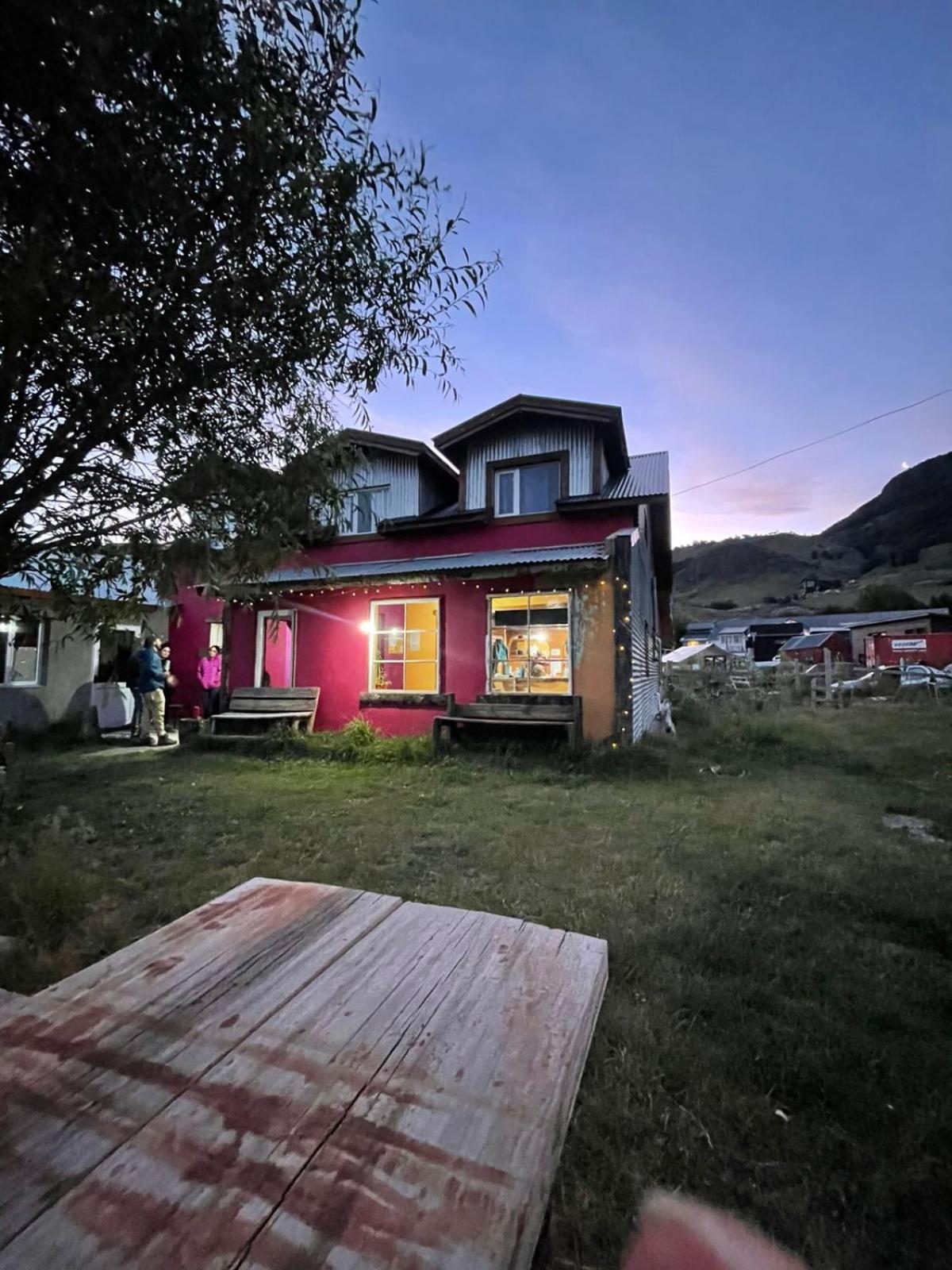 Hostel Las Cuatro Estaciones Эль-Чальтен Экстерьер фото